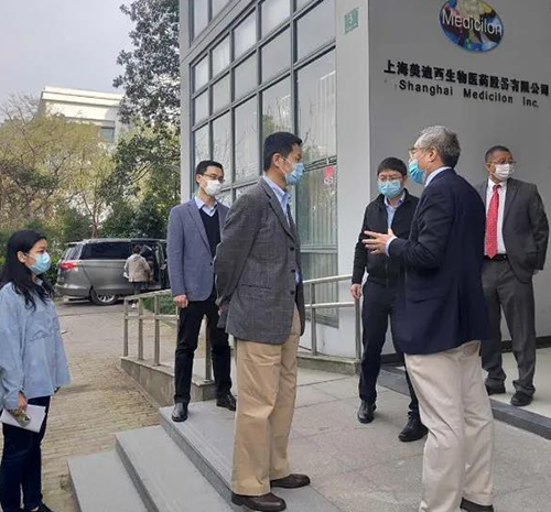 �Ϻ���ί��ί�����г�����һ�е�������÷�Ž�԰��