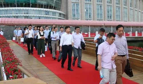 ������ʼ������������ǰ����������ļα��Ƿ׷�̤�Ϻ�̺������������ǰ����ͷ